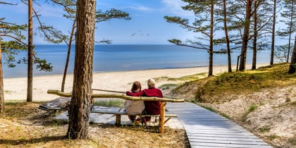 A senior couple at the beach (Photo: sergei_fish13/Adobe Stock)