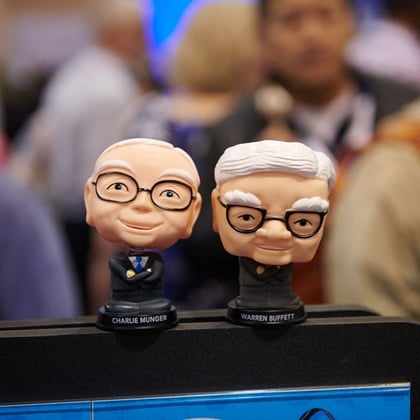 Bobbleheads of Warren Buffet and Charlie Munger